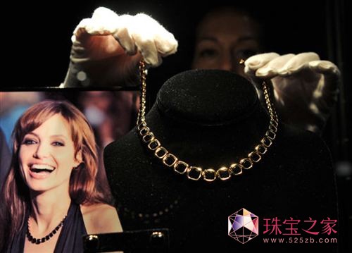 朱莉風(fēng)格展上展出的寶石項鏈