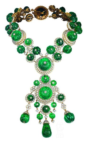 Van Cleef & Arpels Indian項鏈,黃金、刻紋綠寶石及鉆石,1971年。 Van Cleef & Arpels Indian項鏈,黃金、刻紋綠寶石及鉆石,1971年。