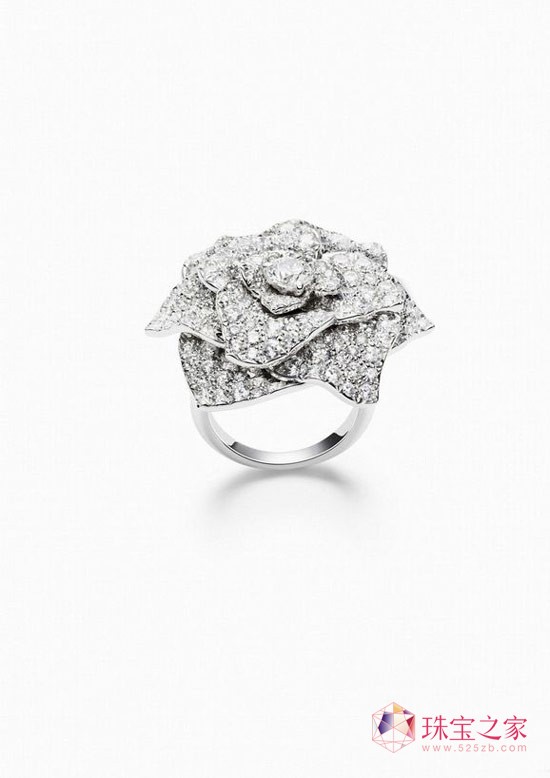 PIAGET ROSE系列珠寶包括戒環(huán)、耳環(huán)、項(xiàng)鏈等一應(yīng)俱全,作品包括不到十萬元即可擁有的巧致玫瑰戒環(huán),亦有全球限量一只的微縮琺瑯彩繪玫瑰腕表、千萬元的頂級珠寶與鉆石神秘表等,網(wǎng)羅具時(shí)尚感的配件設(shè)計(jì),適宜派對及各種場合的日常珠寶,以及最具伯爵代表性的華美藝術(shù)作品,玫瑰的千姿百態(tài)一覽無遺。