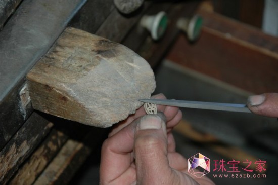 第六步:首飾執(zhí)模 第六步:首飾執(zhí)模