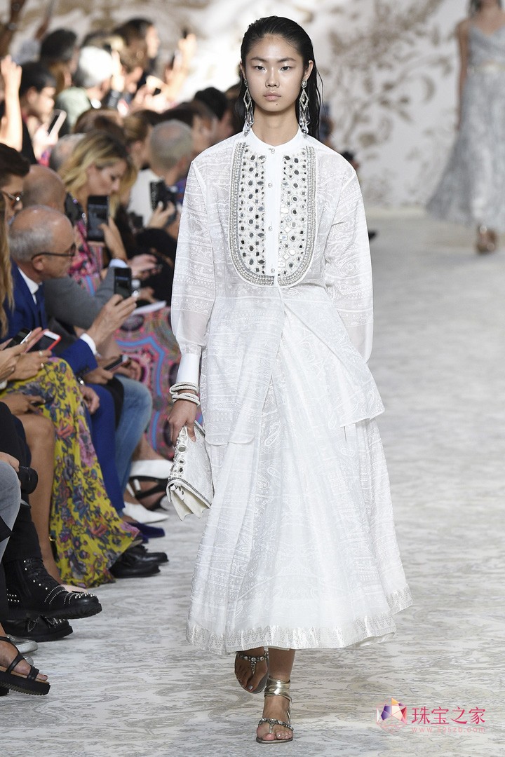 rƷ Etro_mrbܰl2018ϵЕrb㣬Ʒƞ҂һMLľʴ