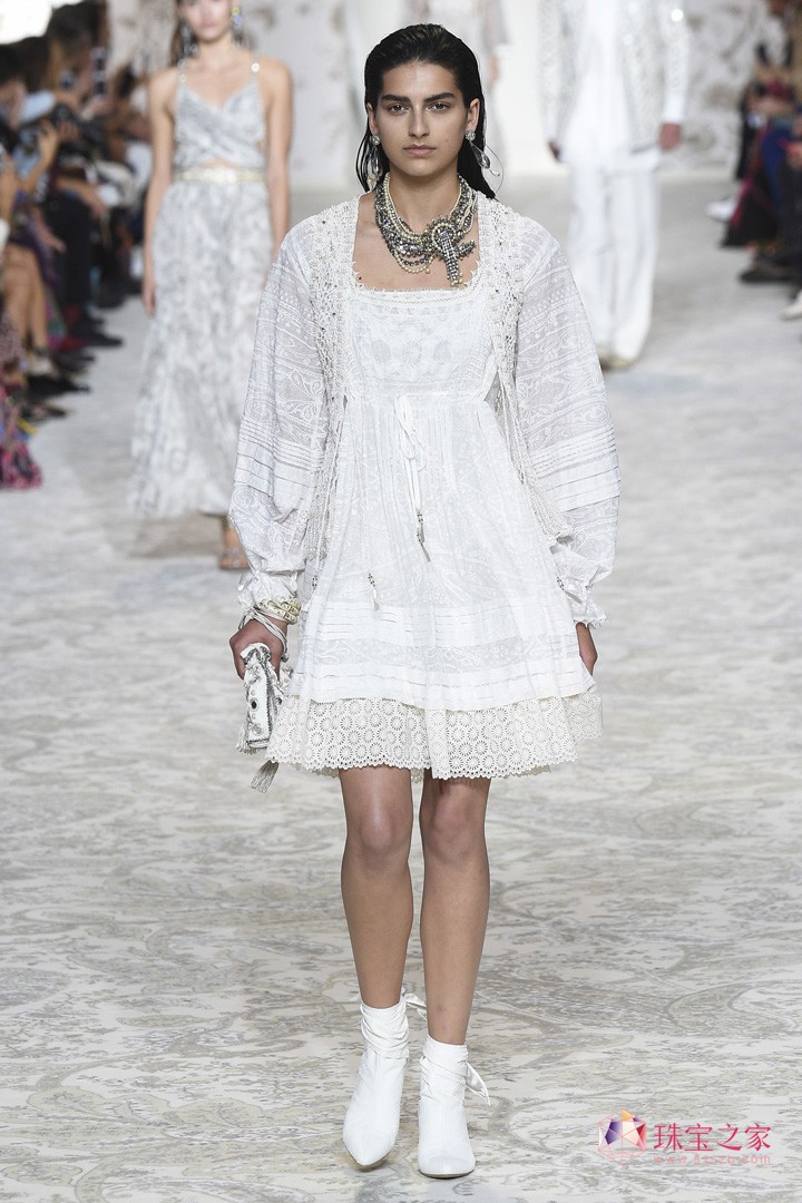 rƷ Etro_mrbܰl2018ϵЕrb㣬Ʒƞ҂һMLľʴ