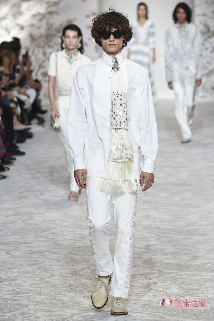 rƷ Etro_mrbܰl2018ϵЕrb㣬Ʒƞ҂һMLľʴ